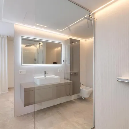 Luxury 3 Bedroom Front In * Marbella