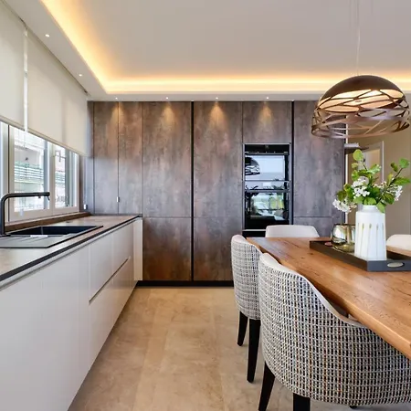 Luxury 3 Bedroom Front In Marbella
